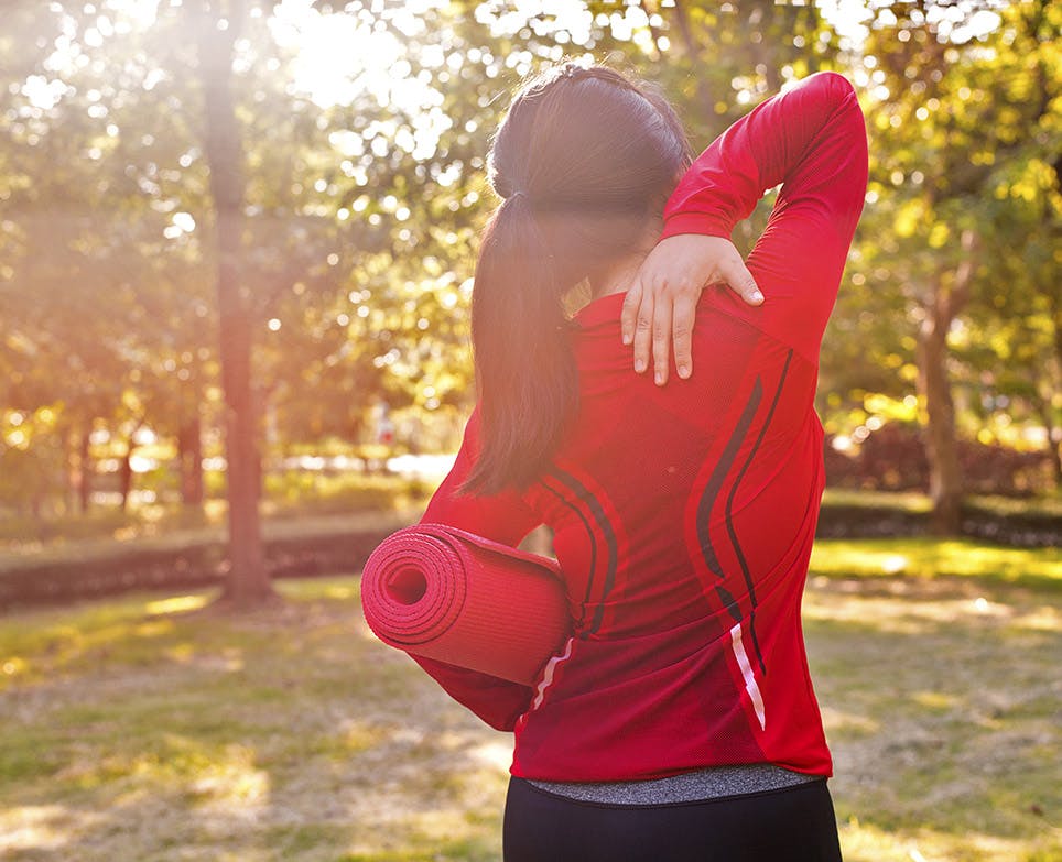 Mujer deportista se toca el homoplato en señal de dolor. Mujer deportista se toca el homoplato en señal de dolor.