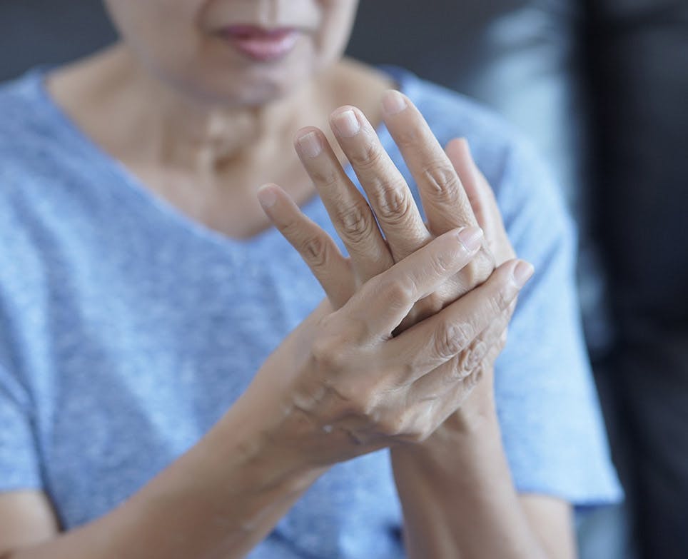 Mujer mayor sujetando su mano en señal de dolor. Mujer mayor sujetando su mano en señal de dolor.