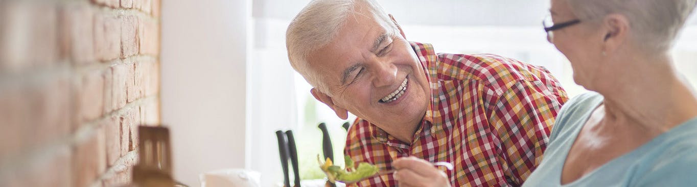 Pareja de adultos mayores sonriendo juntos. Pareja de adultos mayores sonriendo juntos.
