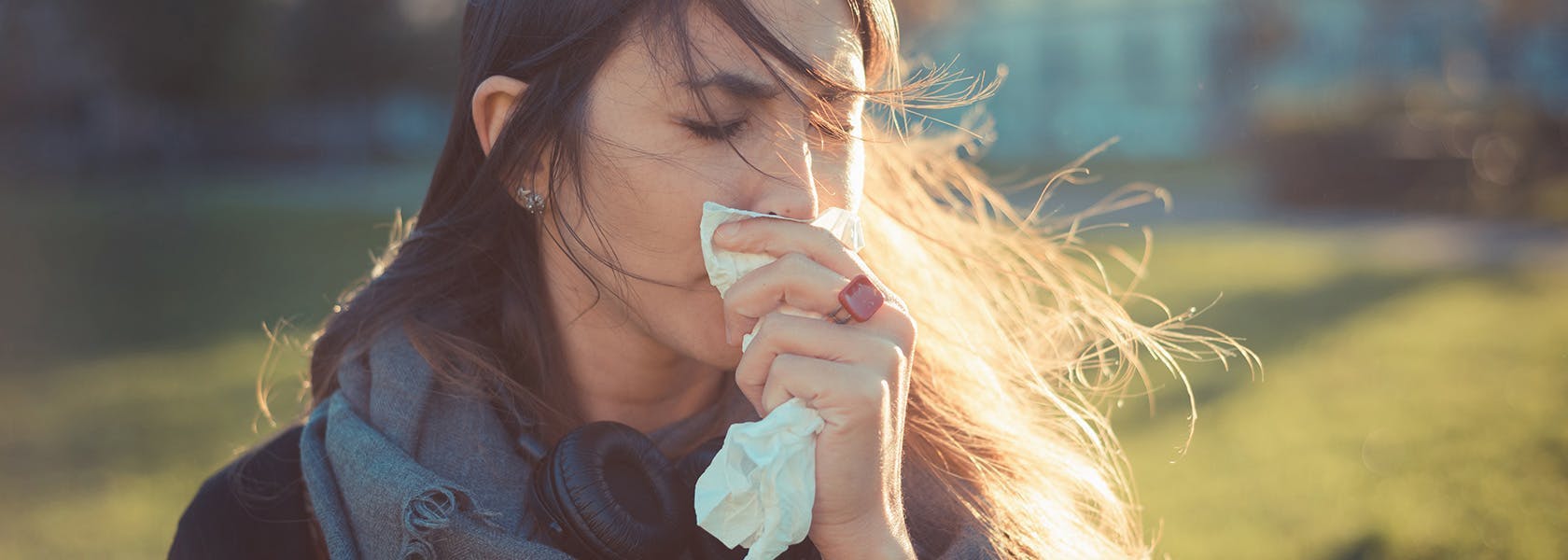 Mujer con congestión nasal limpiando su nariz. Mujer con congestión nasal limpiando su nariz.