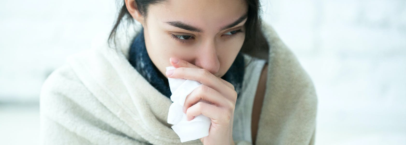 Mujer con congestión nasal limpiando su nariz. Mujer con congestión nasal limpiando su nariz.