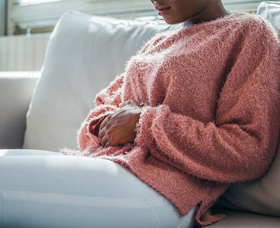 Mujer tocándose el vientre bajo en señal de dolor. Mujer tocándose el vientre bajo en señal de dolor.