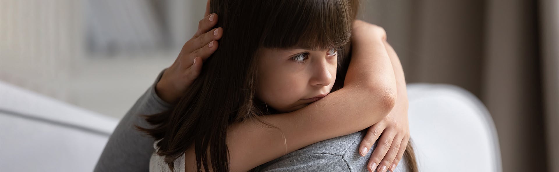 Niña abrazando a su mamá. Niña abrazando a su mamá.
