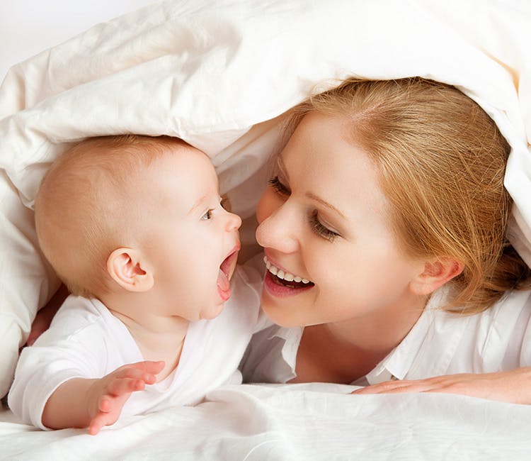 Mamá sonriendo con bebé Mamá sonriendo con bebé