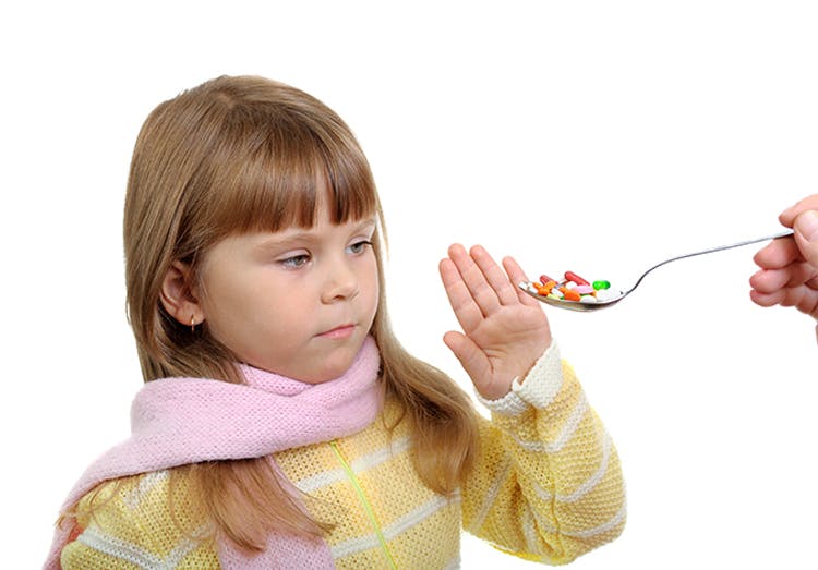 Niña se niega a recibir su medicina. Niña se niega a recibir su medicina.