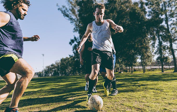 Hombres jugando fútbol Hombres jugando fútbol