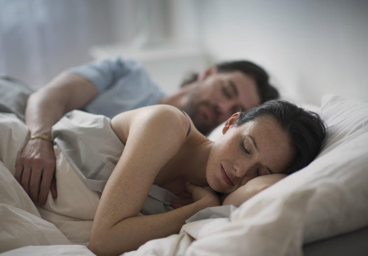 Suami Istri Tidur Bersama di Malam Hari Suami Istri Tidur Bersama di Malam Hari