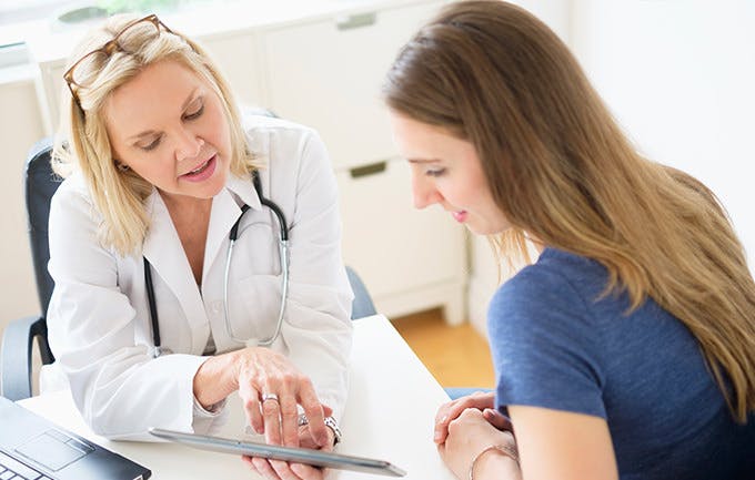Médica aconselha paciente
