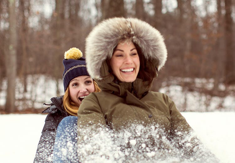 Duas amigas divertem-se na neve
