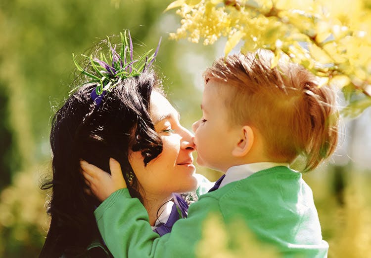 Mẹ trẻ và con trai vui vẻ ngoài trời Mẹ trẻ và con trai vui vẻ ngoài trời