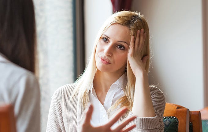 Hai phụ nữ nói chuyện ở quán cà phê Hai phụ nữ nói chuyện ở quán cà phê