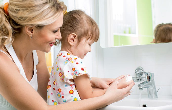 Em bé rửa tay cùng mẹ Em bé rửa tay cùng mẹ