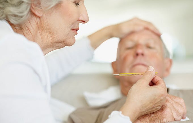 Bà lão chăm sóc ông lão bị sốt Bà lão chăm sóc ông lão bị sốt