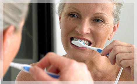 Mujer mayor cepillándose los dientes Mujer mayor cepillándose los dientes