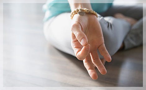 Mano en meditación Mano en meditación