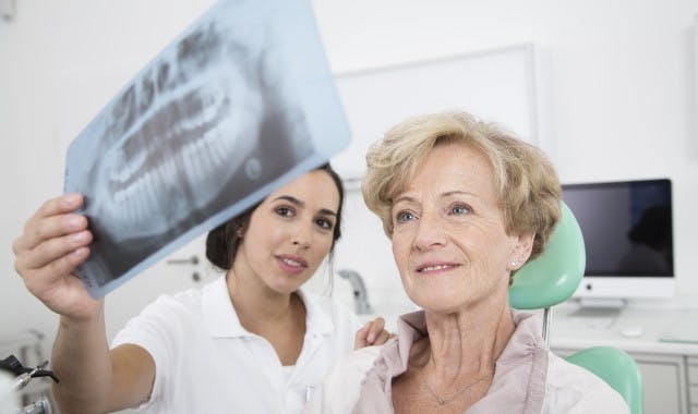 recupera tu confianza usando productos corega para el cuidado de las prótesis dentales