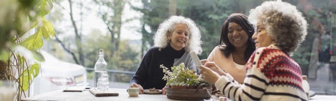 amigas compartiendo y sonrriendo sin problemas por que usan productos Coreg