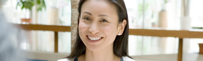 入れ歯の費用は ヘッダーイメージ 笑顔の義歯使用者(女性)