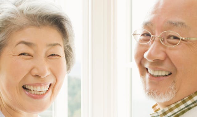 失った歯を代替する他の方法とは ヘッダーイメージ 笑顔の義歯使用者(夫婦)