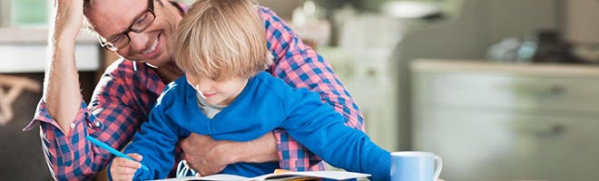 banner Cum se curăţă protezele dentare? femeie pupând un copil