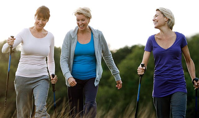 скільки коштують зубні протези головне зображення woman walking with friends