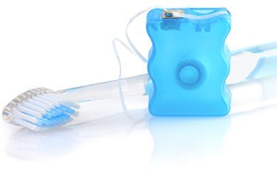 Brosse à dents et soie dentaire pour de bons soins buccodentaires Brosse à dents et soie dentaire pour de bons soins buccodentaires