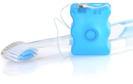 Brosse à dents et soie dentaire pour de bons soins buccodentaires Brosse à dents et soie dentaire pour de bons soins buccodentaires