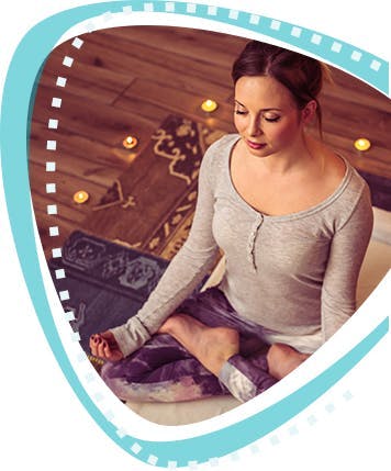 Jeune femme en pose de yoga. Jeune femme en pose de yoga.