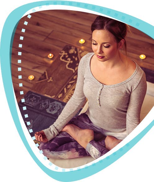 Jeune femme en pose de yoga. Jeune femme en pose de yoga.