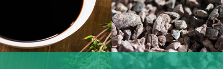 Bol de vinaigrette balsamique à côté de fèves de cacao séchées et croquantes Bol de vinaigrette balsamique à côté de fèves de cacao séchées et croquantes