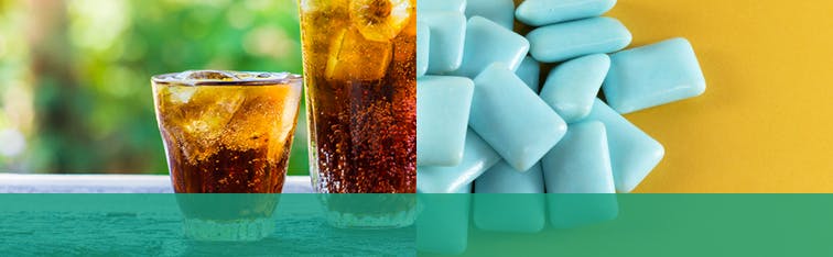 Deux verres de boisson gazeuse acide à côté de gomme sans sucre Deux verres de boisson gazeuse acide à côté de gomme sans sucre