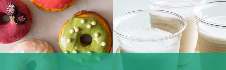 Beignes colorés avec trois verres de lait Beignes colorés avec trois verres de lait