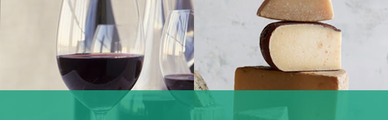 Deux verres de vin rouge avec trois morceaux de fromage empilés Deux verres de vin rouge avec trois morceaux de fromage empilés