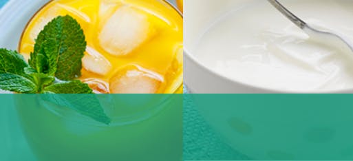 Un verre de jus d'orange acide et un bol de yogourt. Un verre de jus d'orange acide et un bol de yogourt.