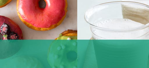 Beignes colorés avec trois verres de lait Beignes colorés avec trois verres de lait