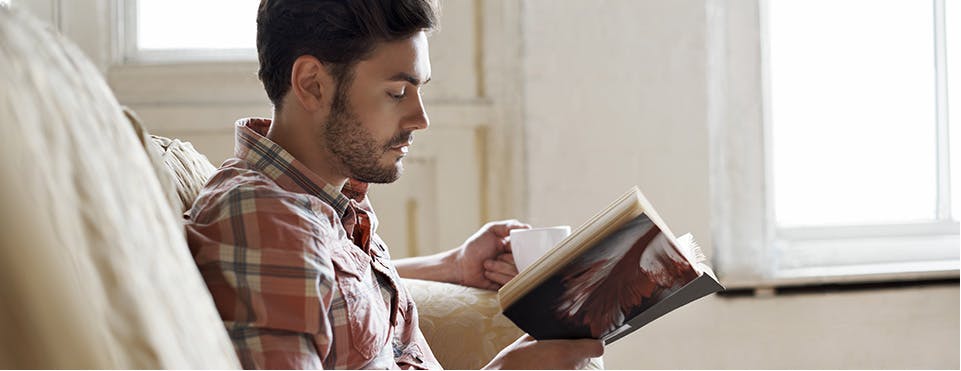 Jeune homme lisant un livre Jeune homme lisant un livre