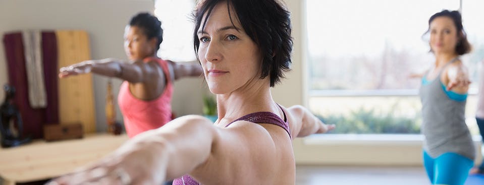 Deux femmes pratiquant le yoga Deux femmes pratiquant le yoga