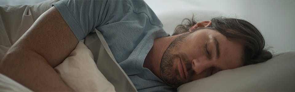 Un homme dormant dans son lit Un homme dormant dans son lit