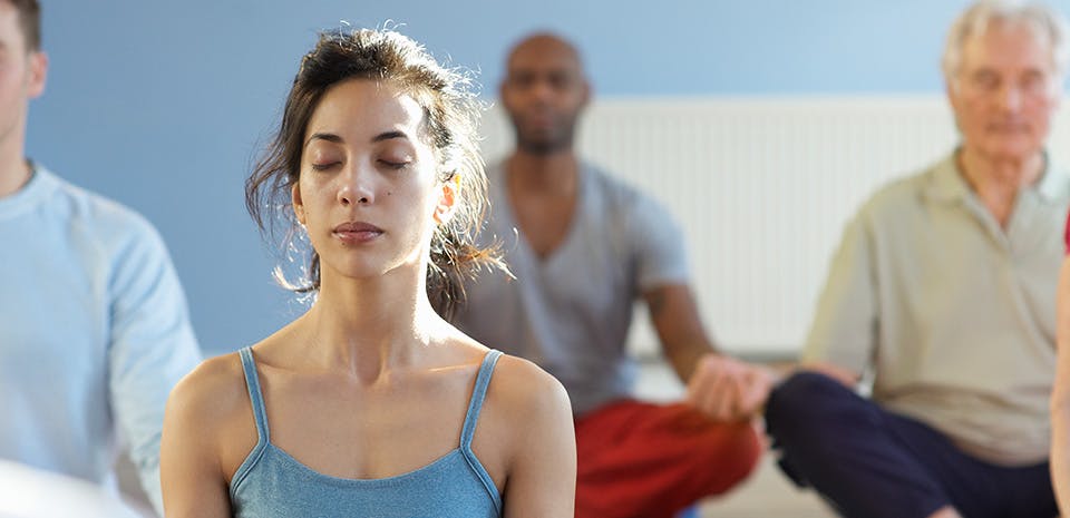 Femme faisant de la méditation en groupe | Prenez du temps pour vous Femme faisant de la méditation en groupe | Prenez du temps pour vous