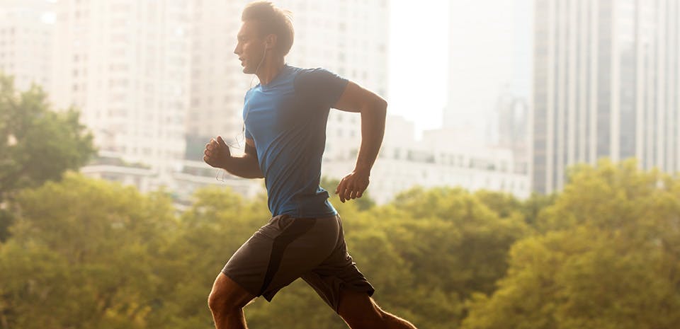 Joggeur vu de côté | Activez-vous au cours de la journée Joggeur vu de côté | Activez-vous au cours de la journée