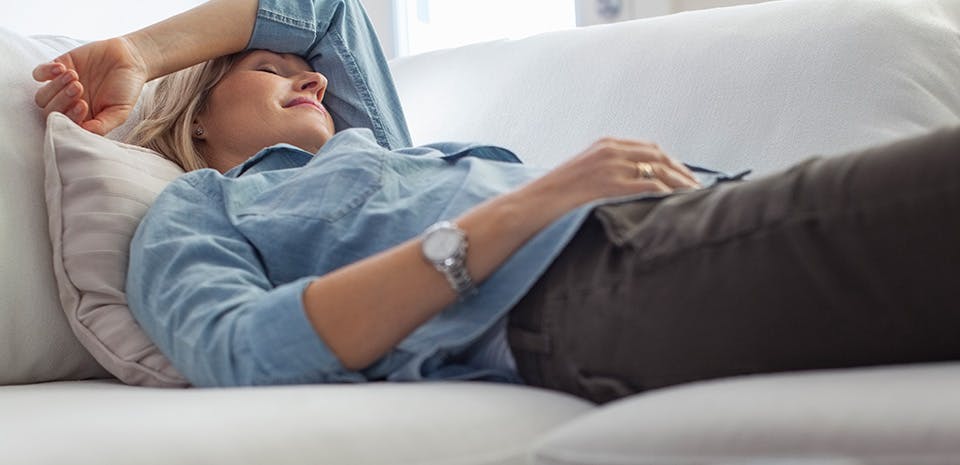 Femme faisant une sieste sur le divan | Planifiez soigneusement vos siestes Femme faisant une sieste sur le divan | Planifiez soigneusement vos siestes