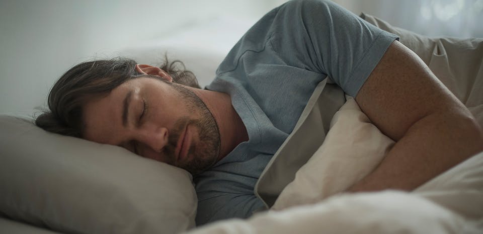 Un homme dormant dans son lit Un homme dormant dans son lit