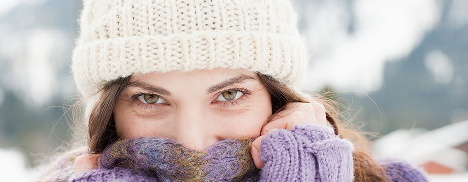 Une femme emmitouflée dans un foulard et une tuque Une femme emmitouflée dans un foulard et une tuque