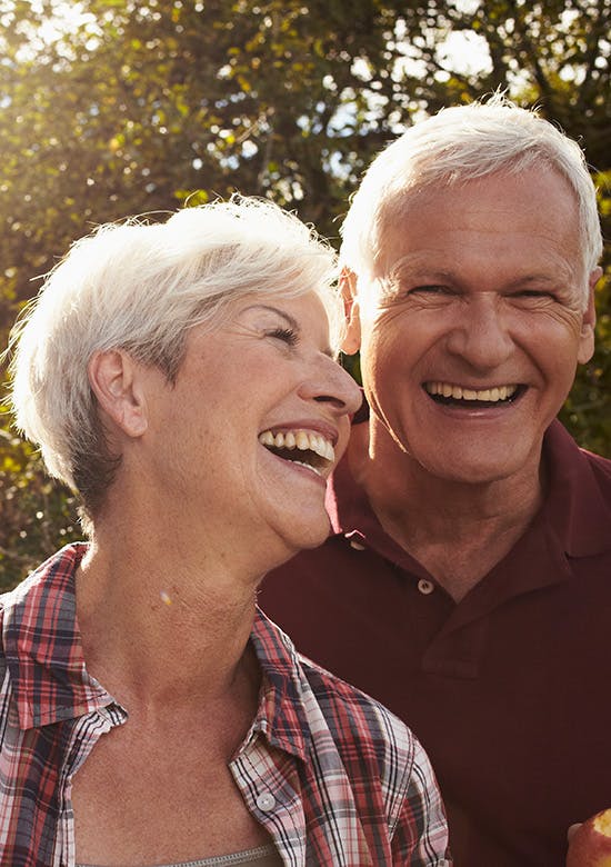 Types de douleur Couple âgé souriant et riant