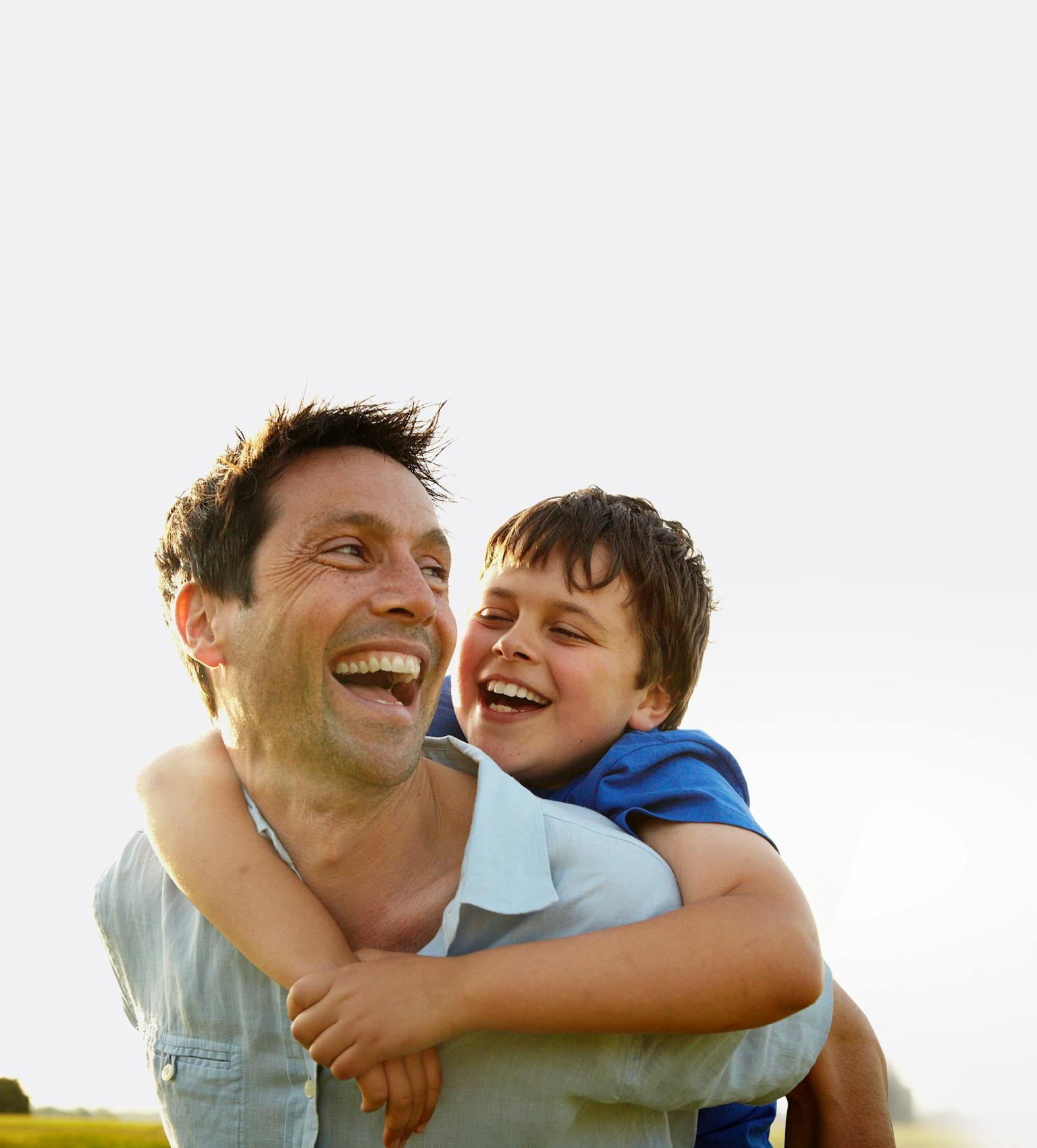 Jeune garçon sur le dos de son père